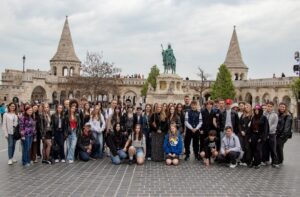 Grupowe foto przy pomniku św. Stefana i Basztach rybackich.