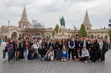 Grupowe foto przy pomniku św. Stefana i Basztach rybackich.