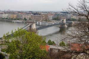 Widok z góry na Most Łańcuchowy.