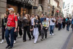 Jeszcze jedno ujęcie kiedy ulicą na czele z przewodnikiem idzie grupa uczniów.