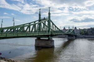 Zbliżenie na Most Łańcuchowy.