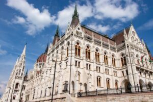 Widok na neogotycki budynek Parlamentu Węgier.
