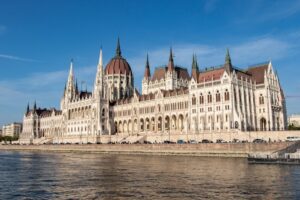 Neogotycka bryła budynku Parlamentu widziana z pokładu statku płynącego Dunajem.