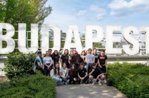 Grupa uczniów klasy 3 TE wraz z wychowawczynią na tle napisu Budapest.