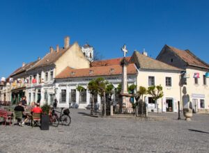 Mały ryneczek na środku z kolumną z krzyżem.