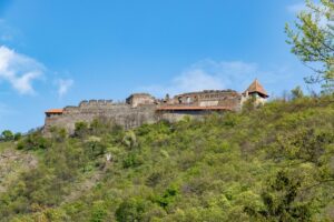 Na zielonym wzgórzu wyszehradzki zamek.