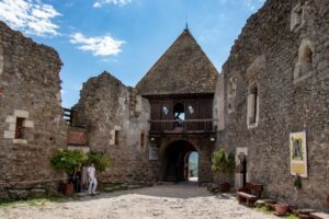 W murach wyszehradzkiego zamku.