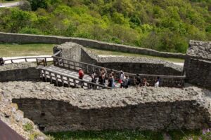 Uczniowie na czele z przewodnikiem opuszczają ruiny wyszehradzkiego zamku.