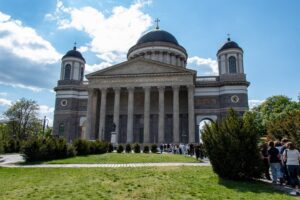 Frontalny widok na potężną bryłę bazyliki w Ostrzyhomiu.