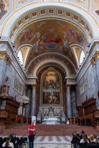 Widok na Ołtarz główny ostrzyhomskiej bazyliki.