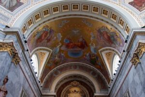 Widok kolorowej mozaiki na łuku nad ołtarzem głównym ostrzyhomskiej bazyliki.