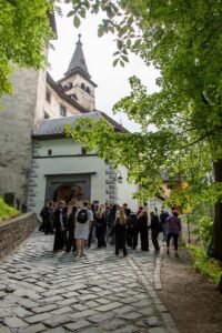 Grupa wycieczkowa przed bramą zamku dolnego przygotowuje się do wejścia dalej i zwiedzania zamku.