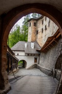 Widok z bramy zamkowej na podjazd i wcześniejszą bramę.