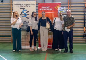 Uczennice zwycięskiej klasy wraz z wychowawcą prezentują nagrodę za zajęcie pierwszego miejsca.
