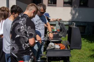 Strefa relaksu - nauczyciele obsługują grille.